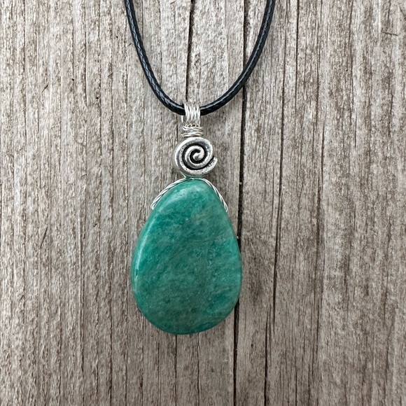 Banded Amazonite for Confidence and Protection - Picture 7 of 7